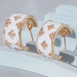 Lightweight Luxury Style Four-Leaf Clover C-Shaped Hoop Earrings - Gold Plated